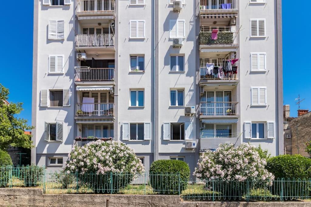 Quirky Apartment Arena With Parking Пула Екстериор снимка